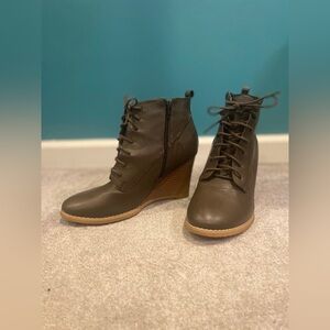 Woman’s Brown Lace Up Boot Heels, Size 9